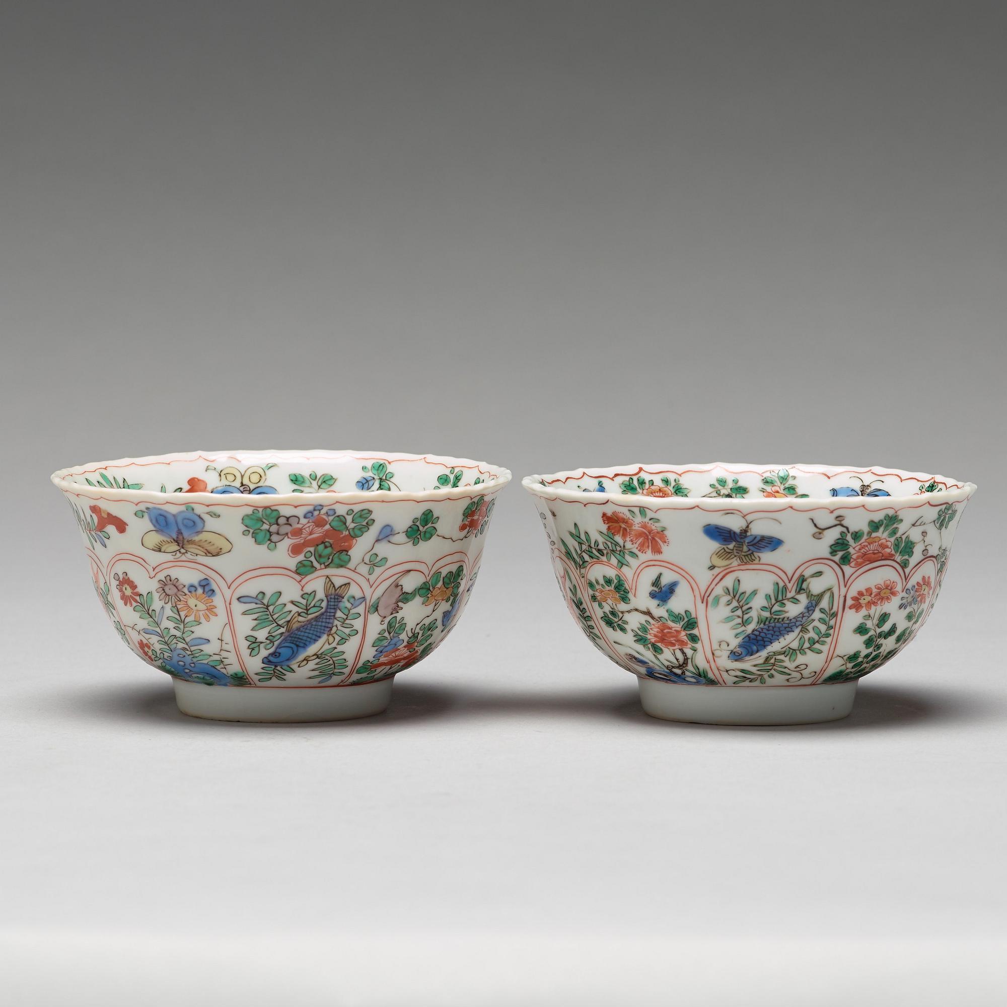 A pair of large famille verte cups with saucers, Qing dynasty, Kangxi (1662-1722).