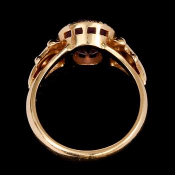 RING, 18k guld, med fasettslipad ametist. Helge Larsson guldsmedsverkstad, Malmö, 1962. Vikt 6 g.