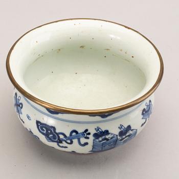 A blue and white censer, Qing dynasty, Kangxi (1662-1722).