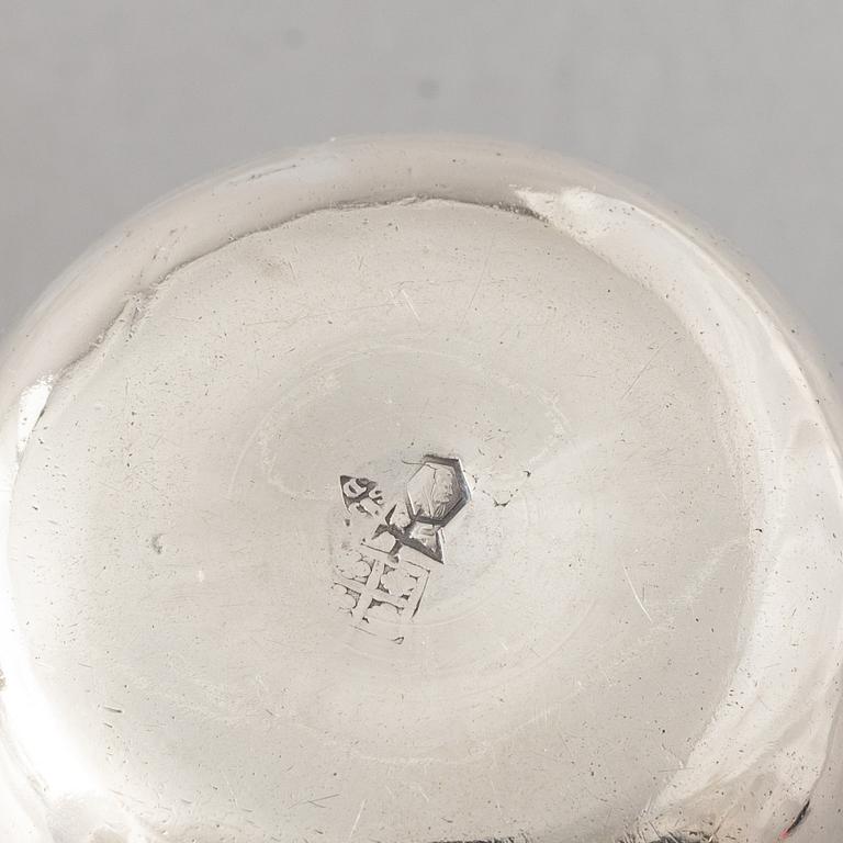 Fyra små silver bägare, 1800-tal, tre från Frankrike och en möjligen Tyskland (Darmstadt).