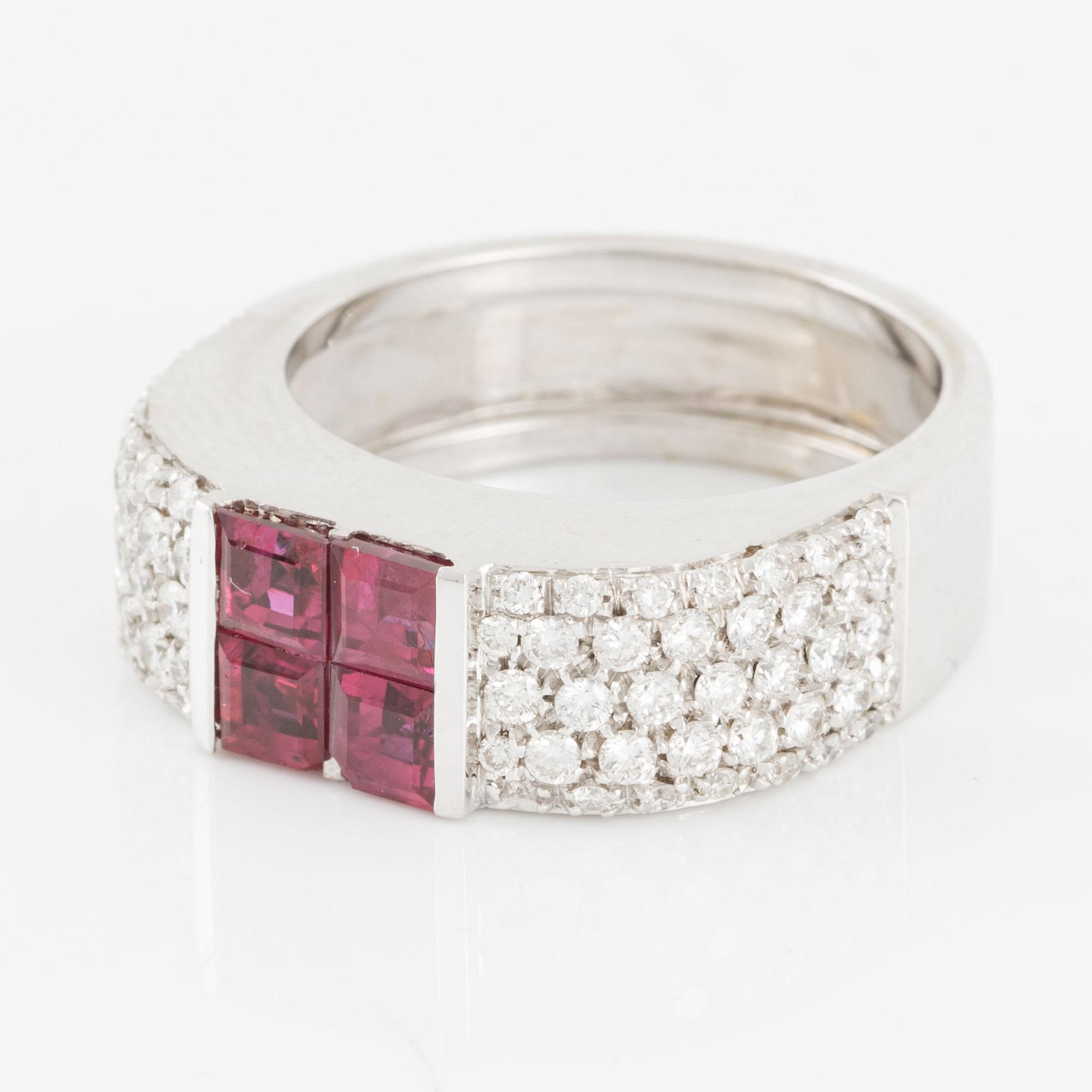 Ring in 18K white gold set with round brilliant-cut diamonds and faceted rubies.