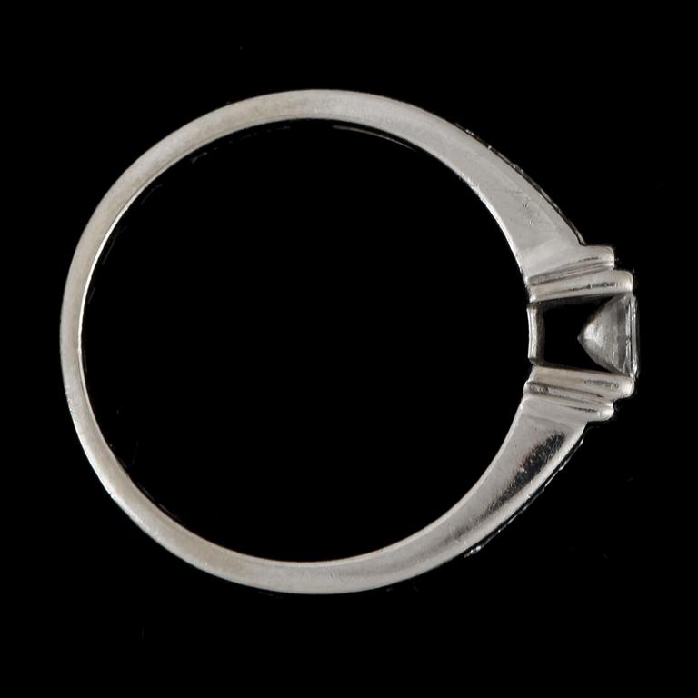 RING, 14k vitguld med prinsessslipad mittdiamant, ca 0,25ct samt 6st briljantslipade diamanter, tot ca 0,12ct. Vikt 3,4g.