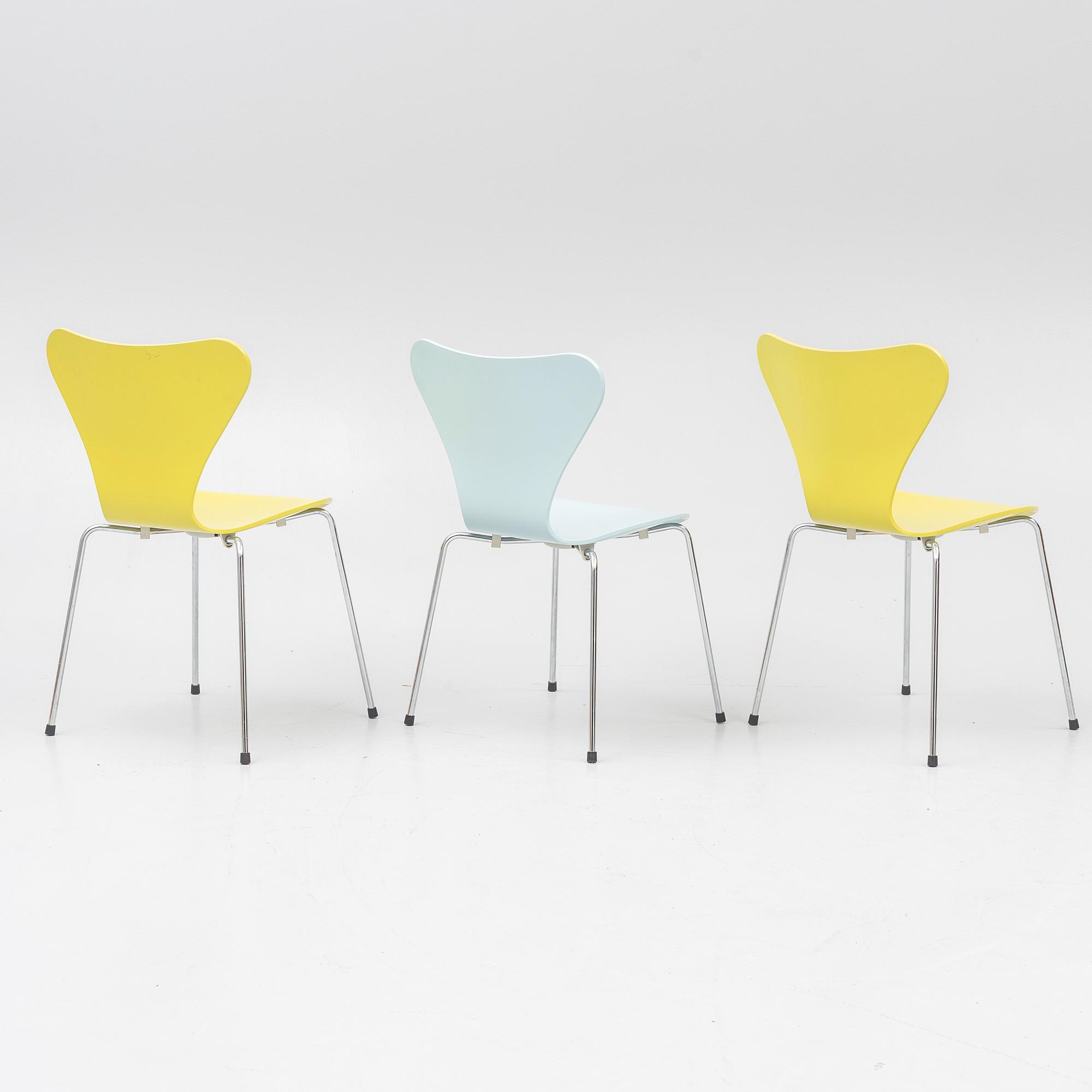 Arne Jacobsen, three 'Serie 7' chairs, Fritz Hansen 2005.