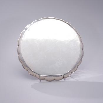 BRICKA, silver, bär finska kontrollstämplar, Oskar Lindroos, Helsingfors 1929. Vikt ca 1260 g.