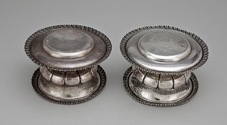 SÅSSKÅLAR med FAT, ett par, silver. N.J. Adamsson, Norrköping 1844. Vikt 628 gram.