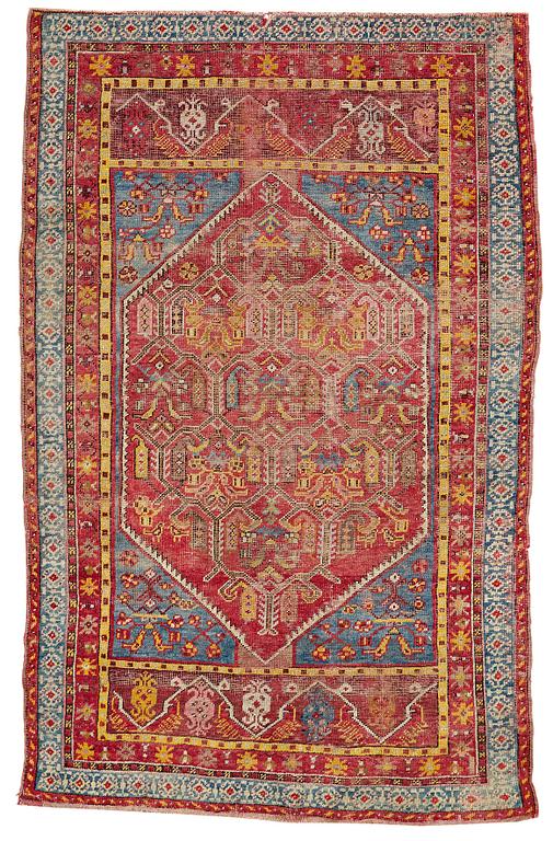 MATTO, an antique Anatolian, the Ottoman Empire, ca 154,5-158 x 99,5-102,5 cm (as well as 1 cm flat weave at one end).