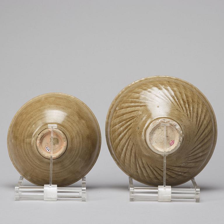 SKÅLAR, två stycken, keramik. Sydostasien, troligen Sawankhalok, 14/1500-tal.