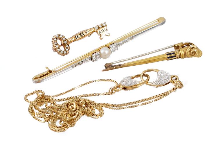 PARTI, 3 broscher och en halskedja.