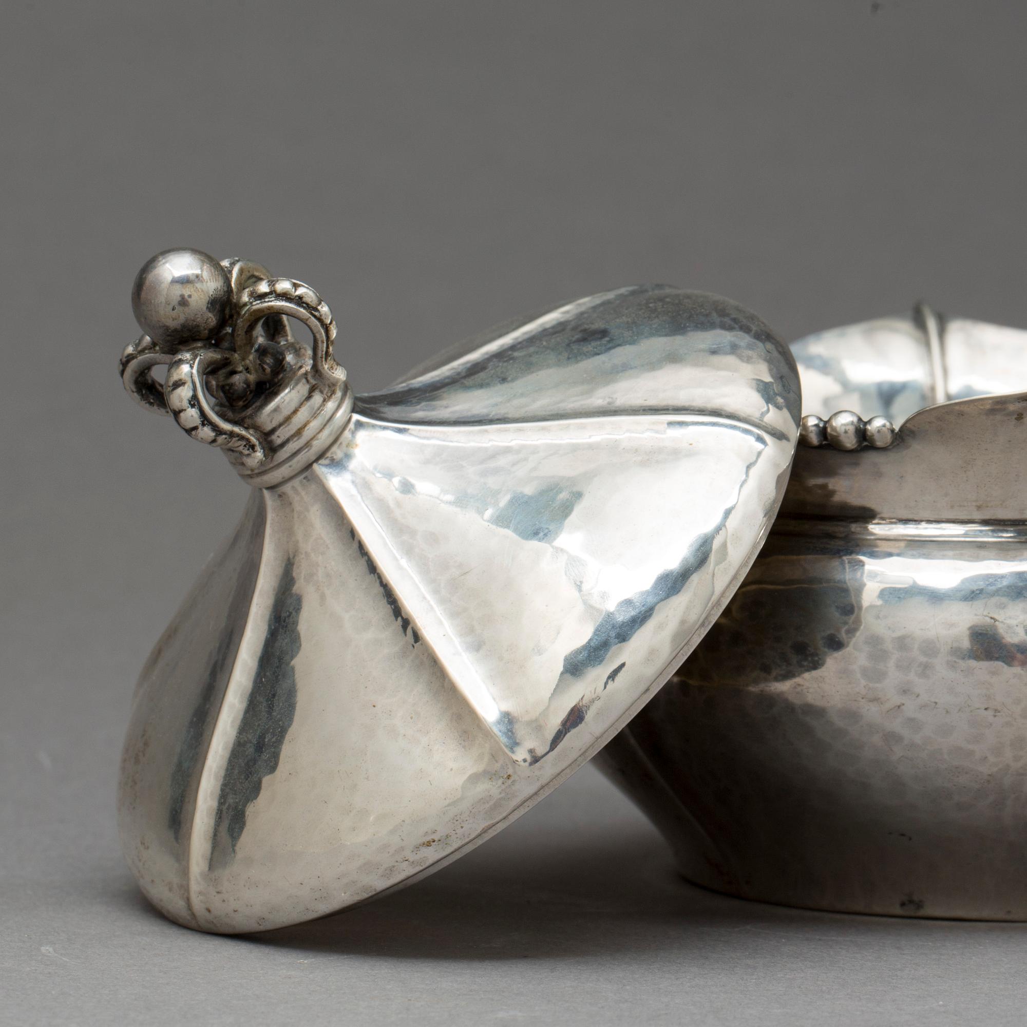 BONBONJÄR, J Paulsen Köpenhamn 1893-1957, silver, vikt ca 348 g.