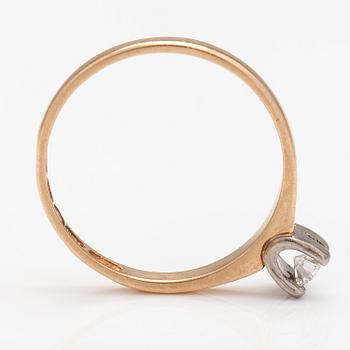 An 18K gold ring with a diamonds ca. 0.22 ct. Pentti Anttila, Helsinki 1968.