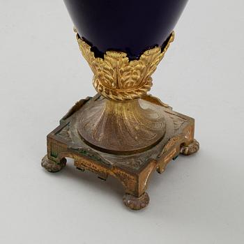 VAS, brons och porslin, gustaviansk stil, omkring år 1900.