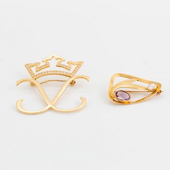 Four 18K gold brooches.