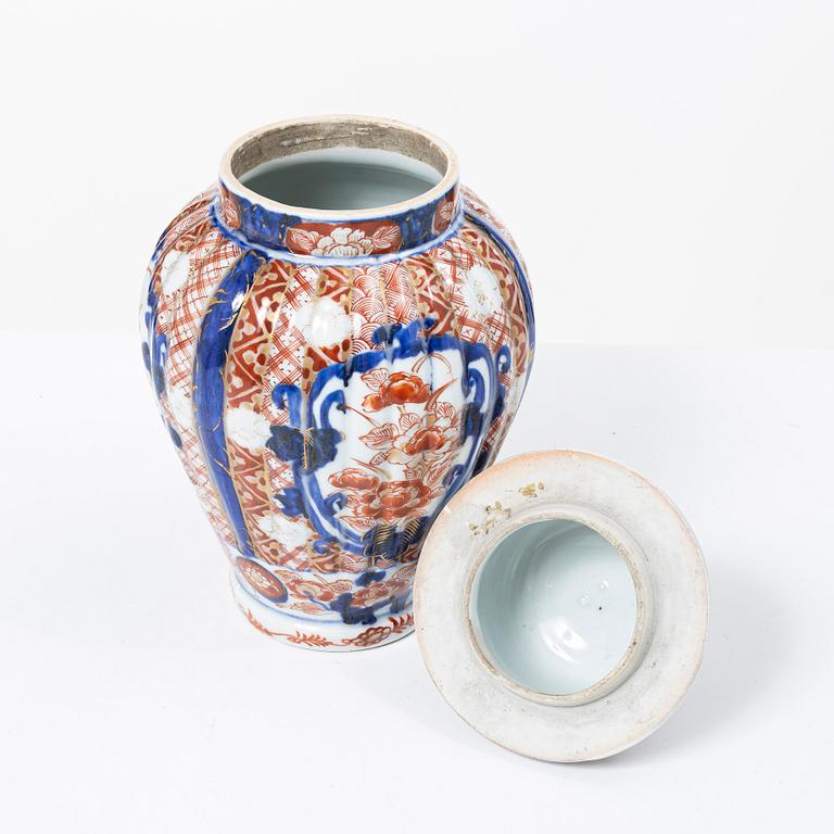 Fat och urna, porslin, Japan, Meiji (1868-1912).