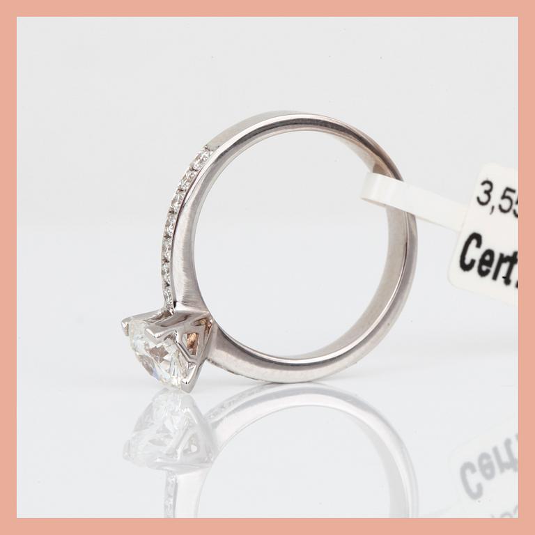 RING, 18K vitguld med briljantslipade diamanter, tot ca 1,27 ct. Total vikt ca 3,63 g.
