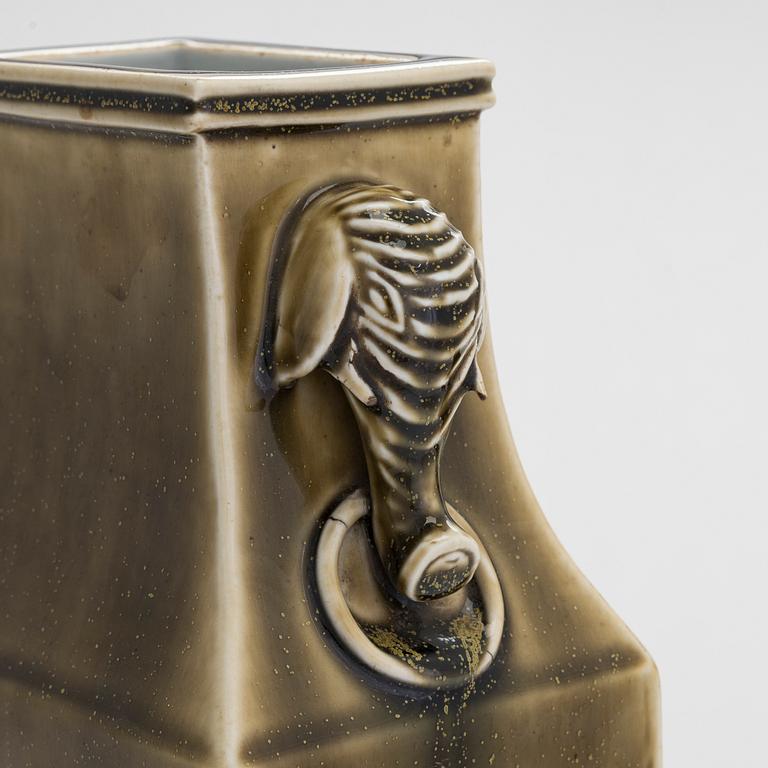 A pair of Chinese urns, first half of the 20th century.