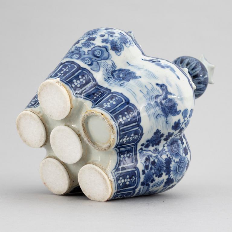 A blue and white tulip vase, Qing dynasty, 19th Century.