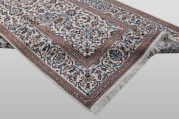 A carpet, Kashan, ca 297 x 197 cm.