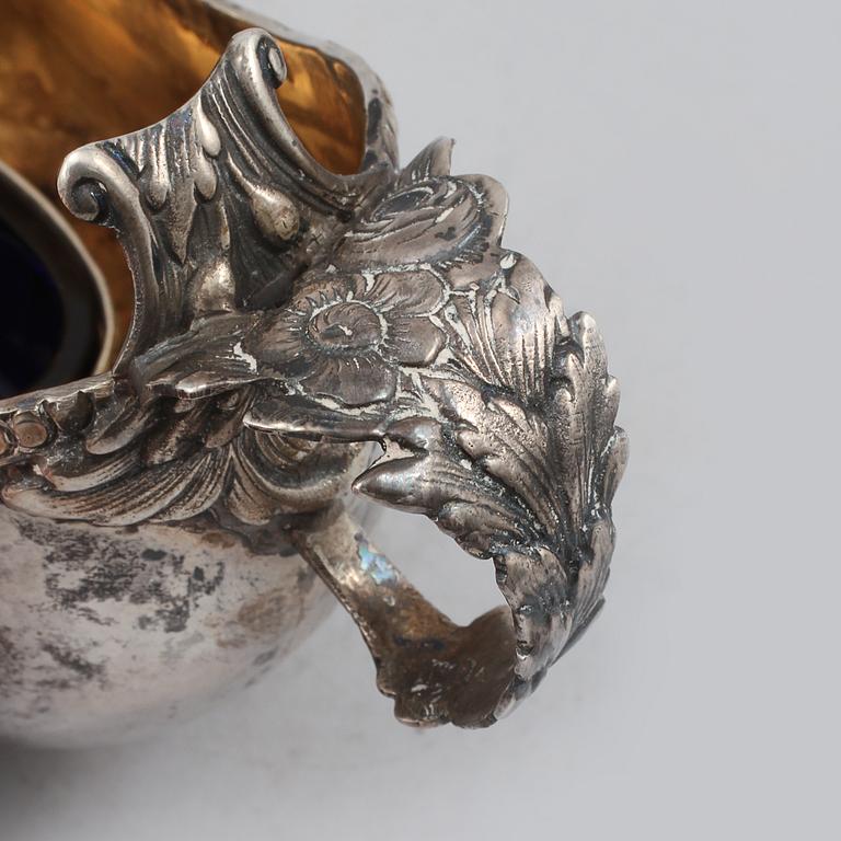 SÅSSNIPA, SALTSKED samt SALTKAR, silver och glas, 1900-tal, vikt (exklusive glasinsats) 230 gram.