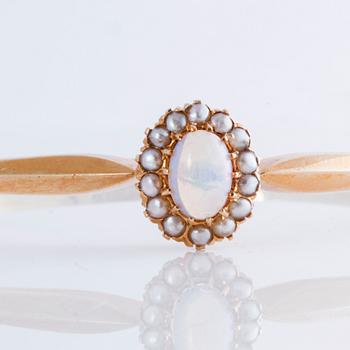ARMRING, med opal och orientaliska pärlor, Gustav Dahlgren & Co, Malmö, 1917.