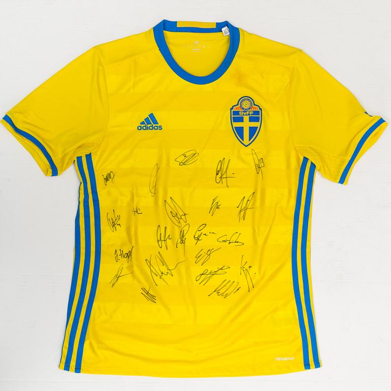 LANDSLAGSTRÖJA, med autografer från herrlandslaget i fotboll, 2016.