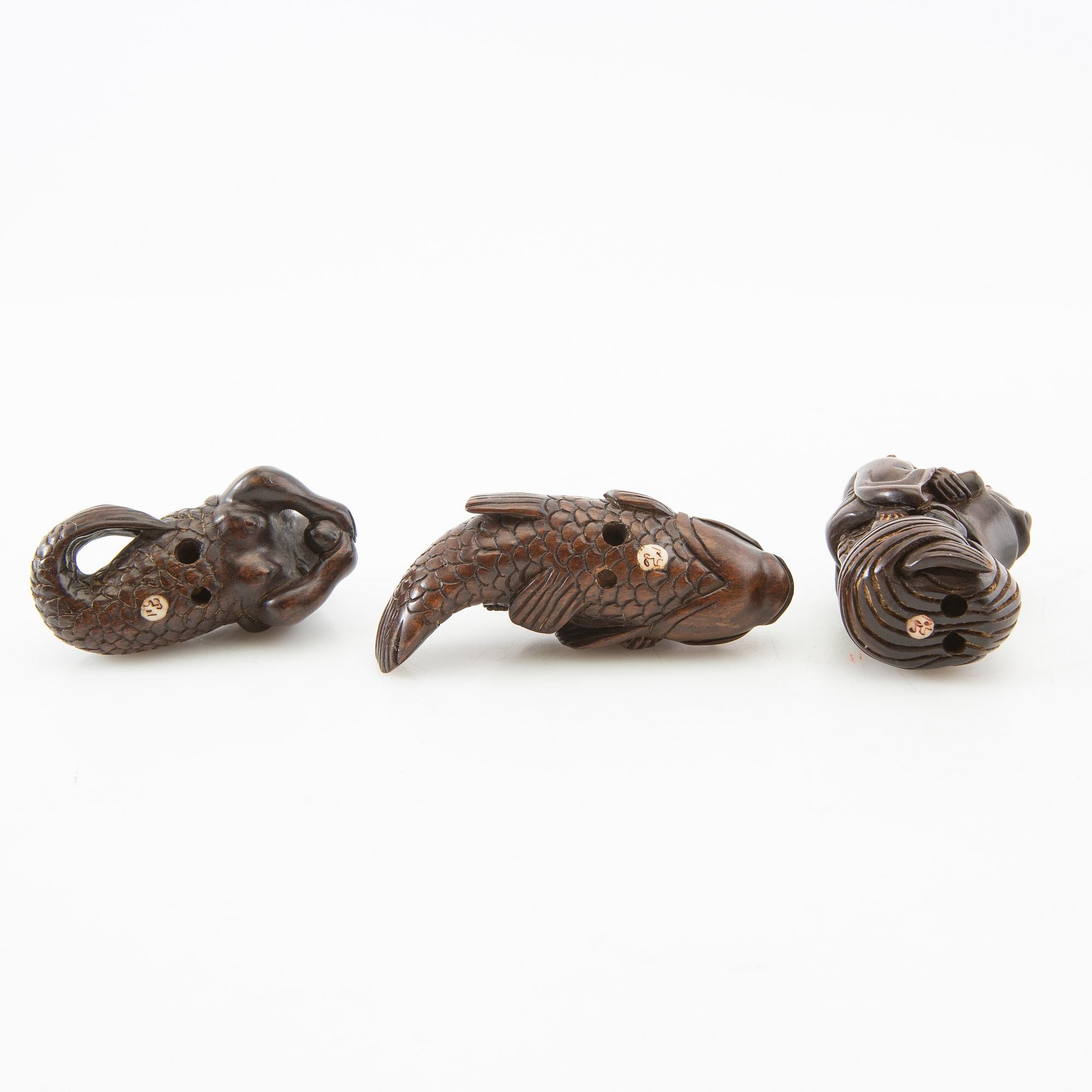 Netsuke, tre stycken, buxbom. Japan, 1900-tal.