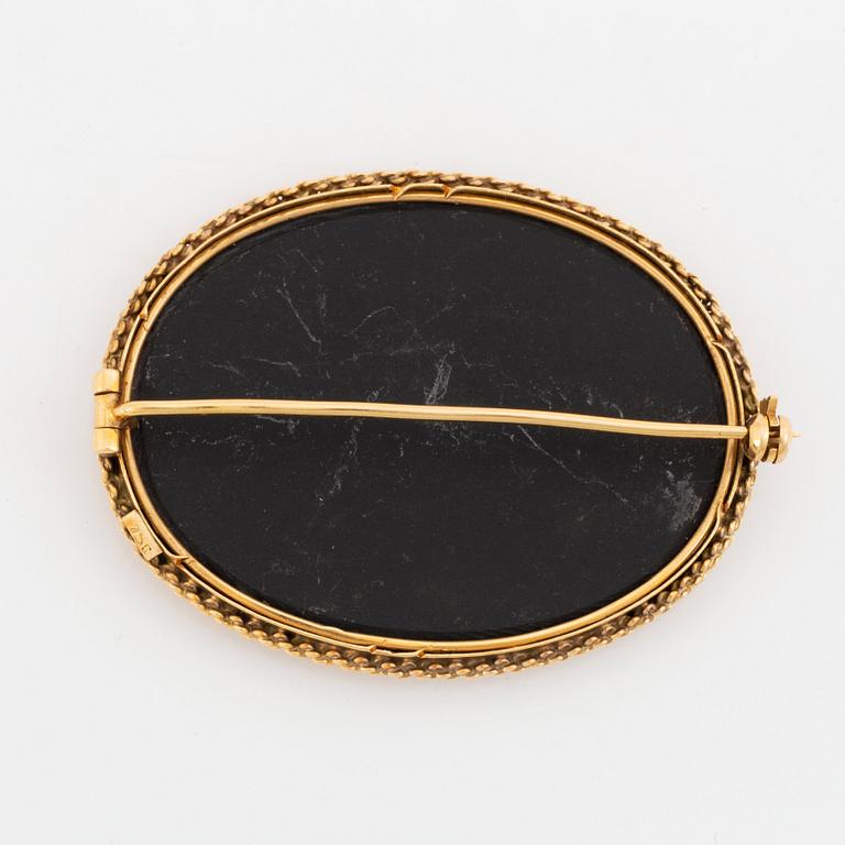 An 18K gold pietra dura brooch.