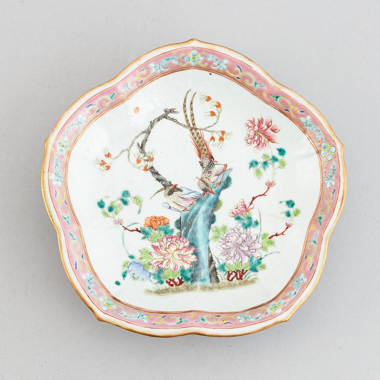 Skålfat på fot, porslin. Qingdynastin, 1800-tal.