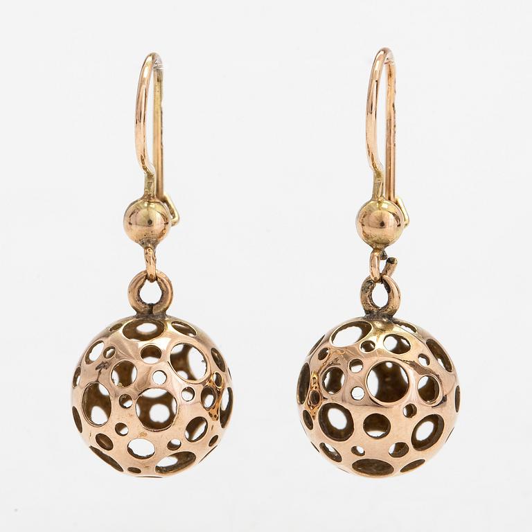 Liisa Vitali, Örhängen "Leppäkerttu", 14K guld. Kultakeskus, Tavastehus 1980.