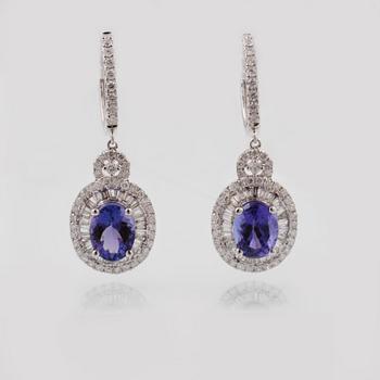 ÖRHÄNGEN, 18K vitguld med 2 tanzaniter ca 3.72 ct samt briljant och baguettslipade diamanter ca 1.40 ct. Vikt 6,8 gram.
