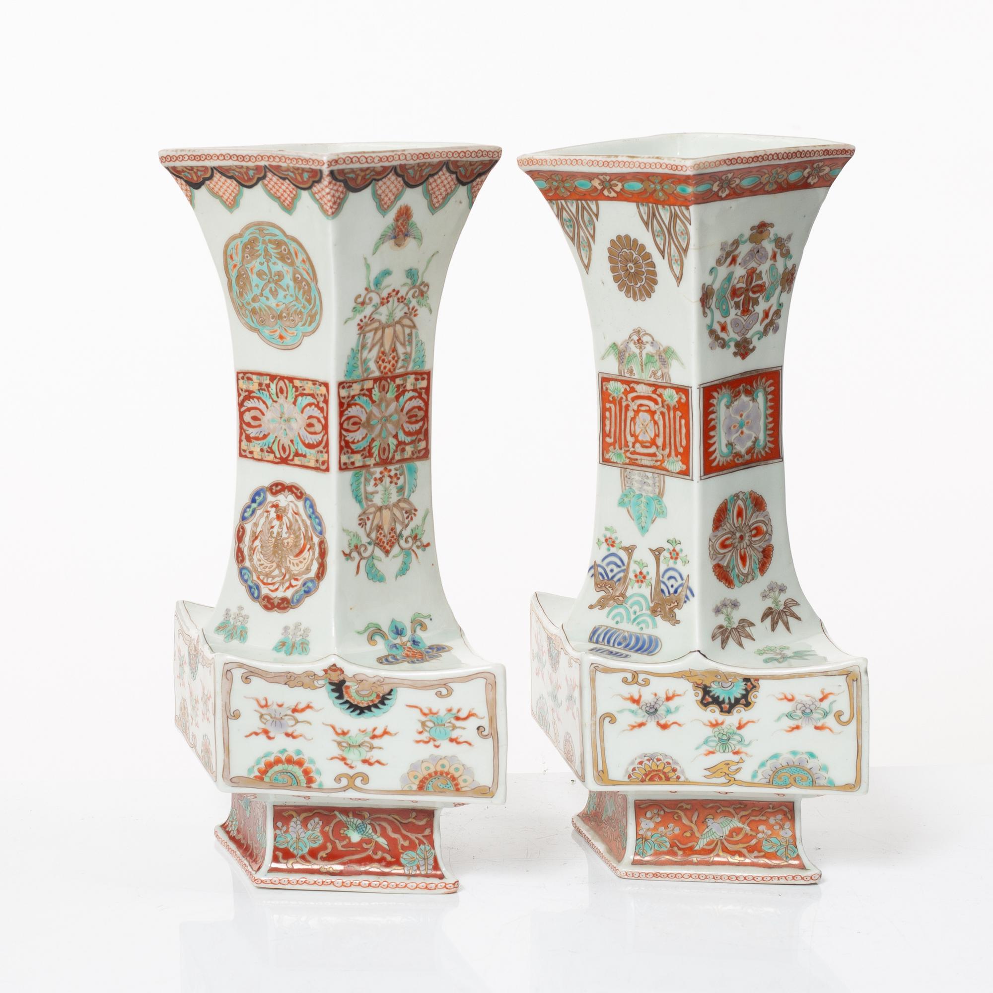 Vaser, två snarlika, porslin, Japan, Showa (1926-89).