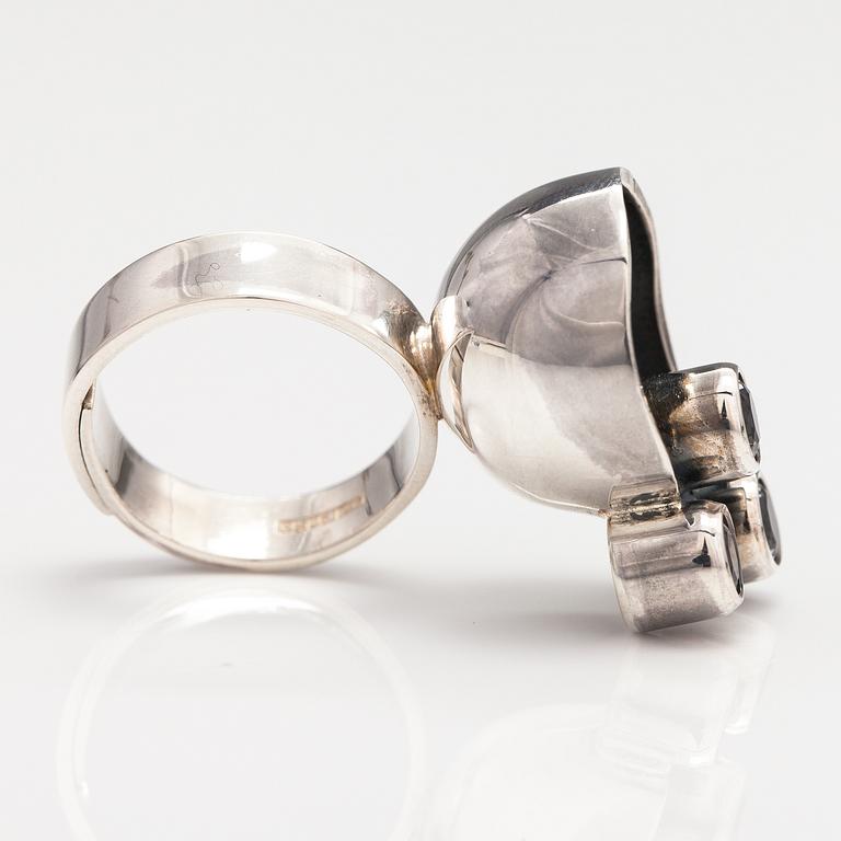 Elis Kauppi, A sterling silver ring with synthetic spinelles. Kupittaan kulta, Turku, later half of the 20th century.