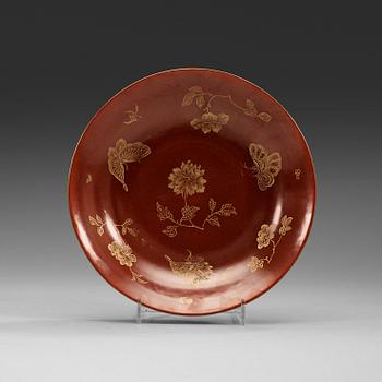 81. FAT, porslin. Qing dynastin (1644-1912) med Qianlongs sigillmärke.