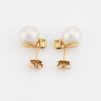 Örhängen, ett par, med odlade pärlor och briljantslipade diamanter.