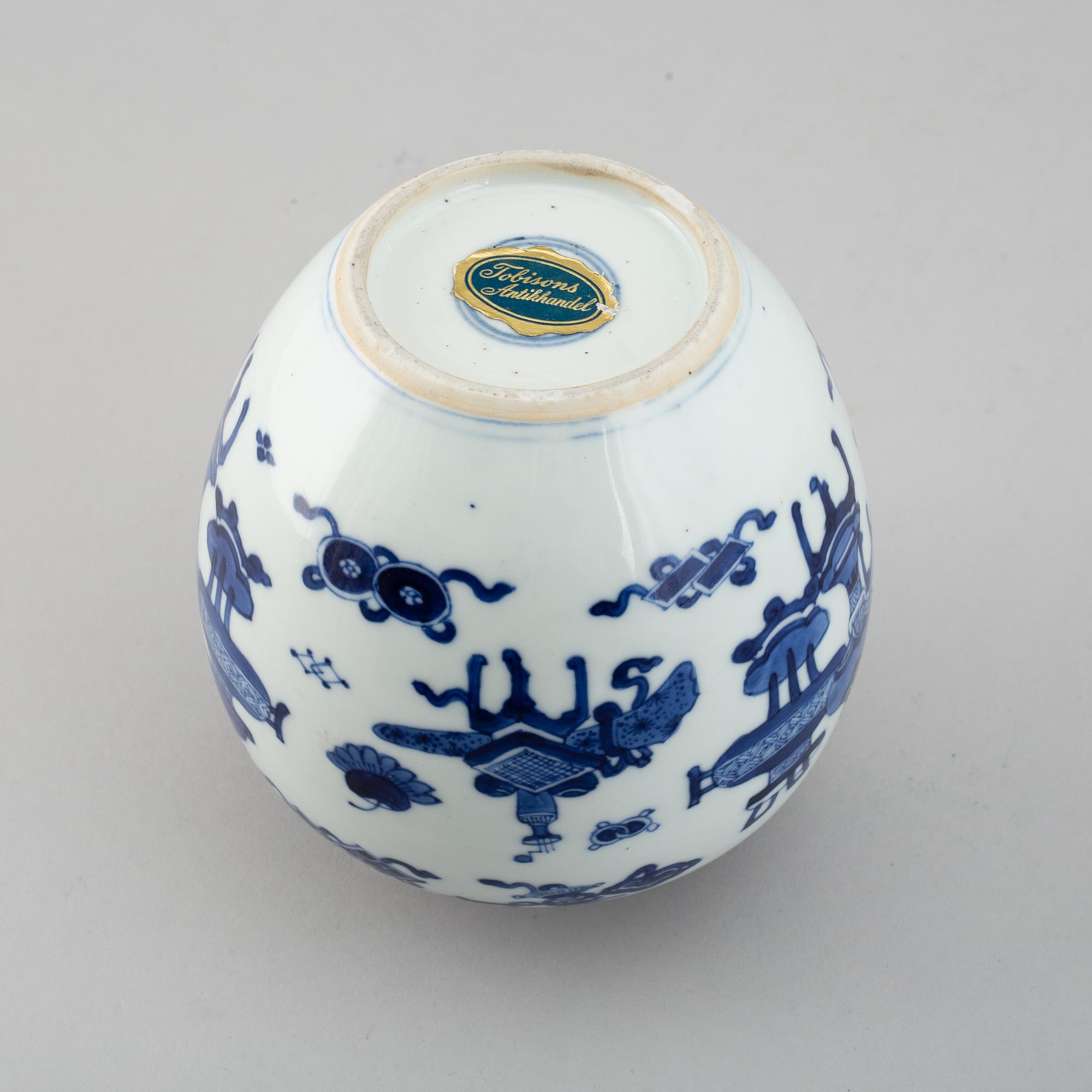 A blue and white jar, Qing dynasty, 18th Century.