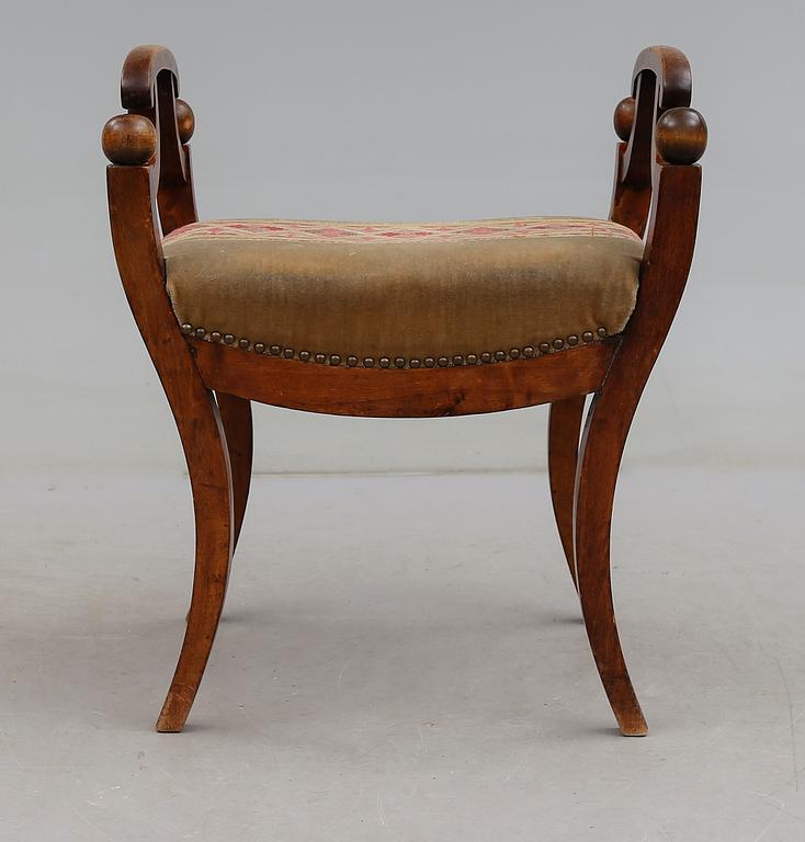 TABURETT, Karl Johan, 1800-talets mitt.