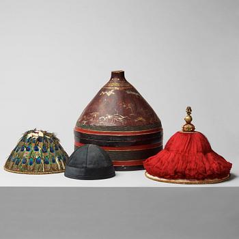 105. MANDARINHATTAR, 3 ST., I HATTASK. Kina, Qingdynastin, 1800-tal.