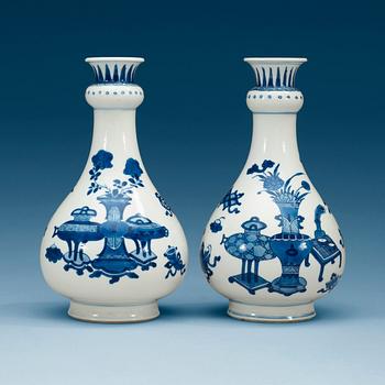 1718. VASER, ett par, porslin. Qing dynastin, Kangxi (1662-1722).