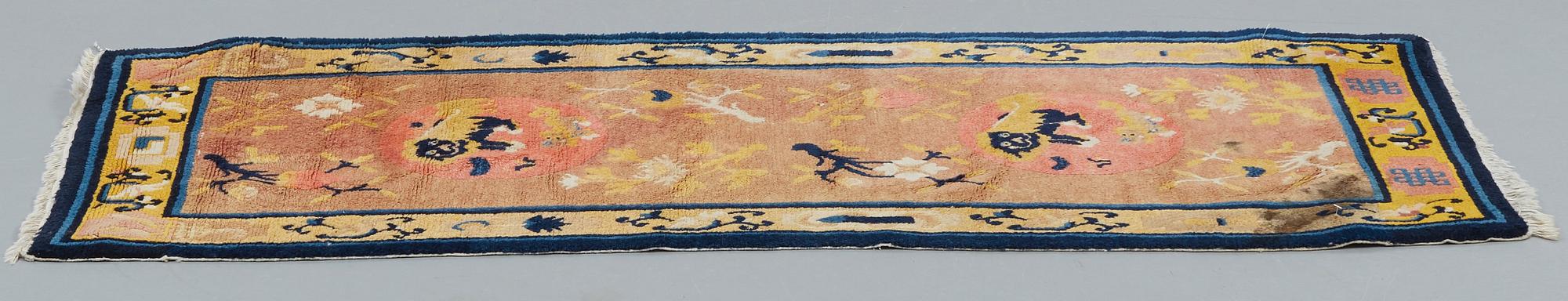 A RUG, a semi-antique Ningxia, ca 167,5 x 69,5 cm.