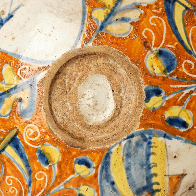 An Italian maiolica bowl, 17th century.