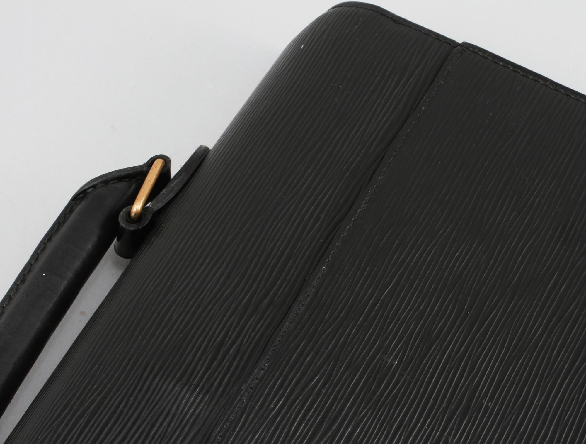 PORTFÖLJ, "Serviette conseiller ambassadeure Epi", Louis Vuitton.