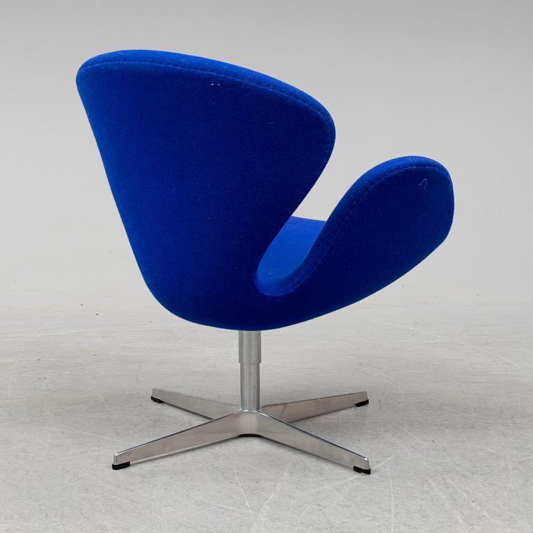 ARNE JACOBSEN, fåtölj, "Svanen", Fritz Hansen, Danmark, 2006.