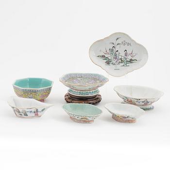 A group of seven Chinese dishes, late Qing dynasty/early 20th Century.