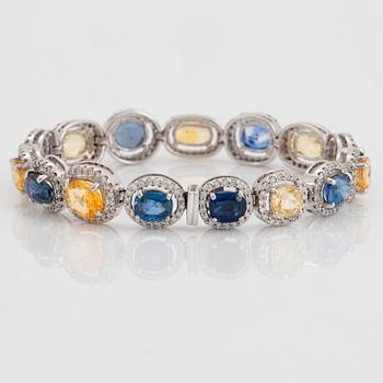 Armband 18K vitguld med blå och gula safirer totalvikt 25.80 ct.