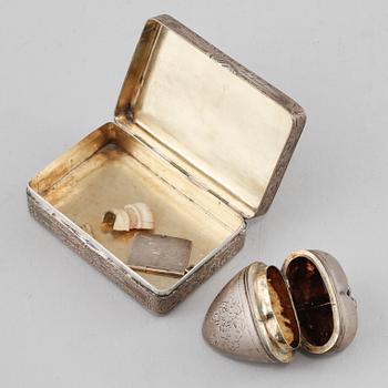 DOSA samt LUKTDOSA, silver, omkring 1900, vikt 90 g.