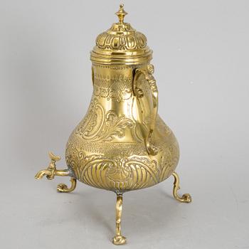 A brass tea urn, 19th century.