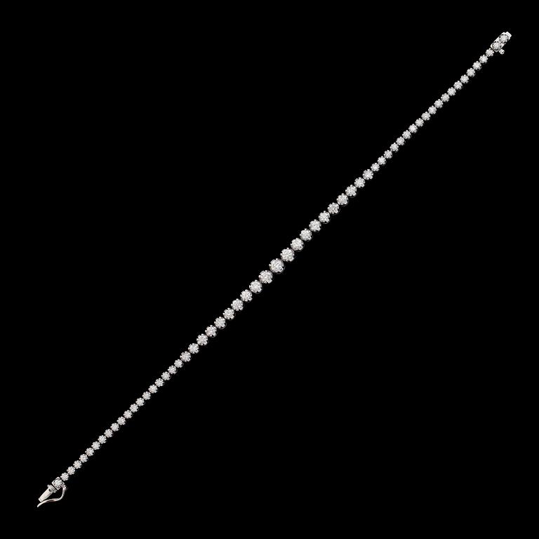 ARMBAND, 18 k vitguld, doserade briljantslipade diamanter tot ca 2.04 ct.