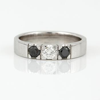 RING, 14K vitguld med svarta briljantslipade och briljantslipad diamant, tot ca 0,38 ct. Vikt 3,82 g.