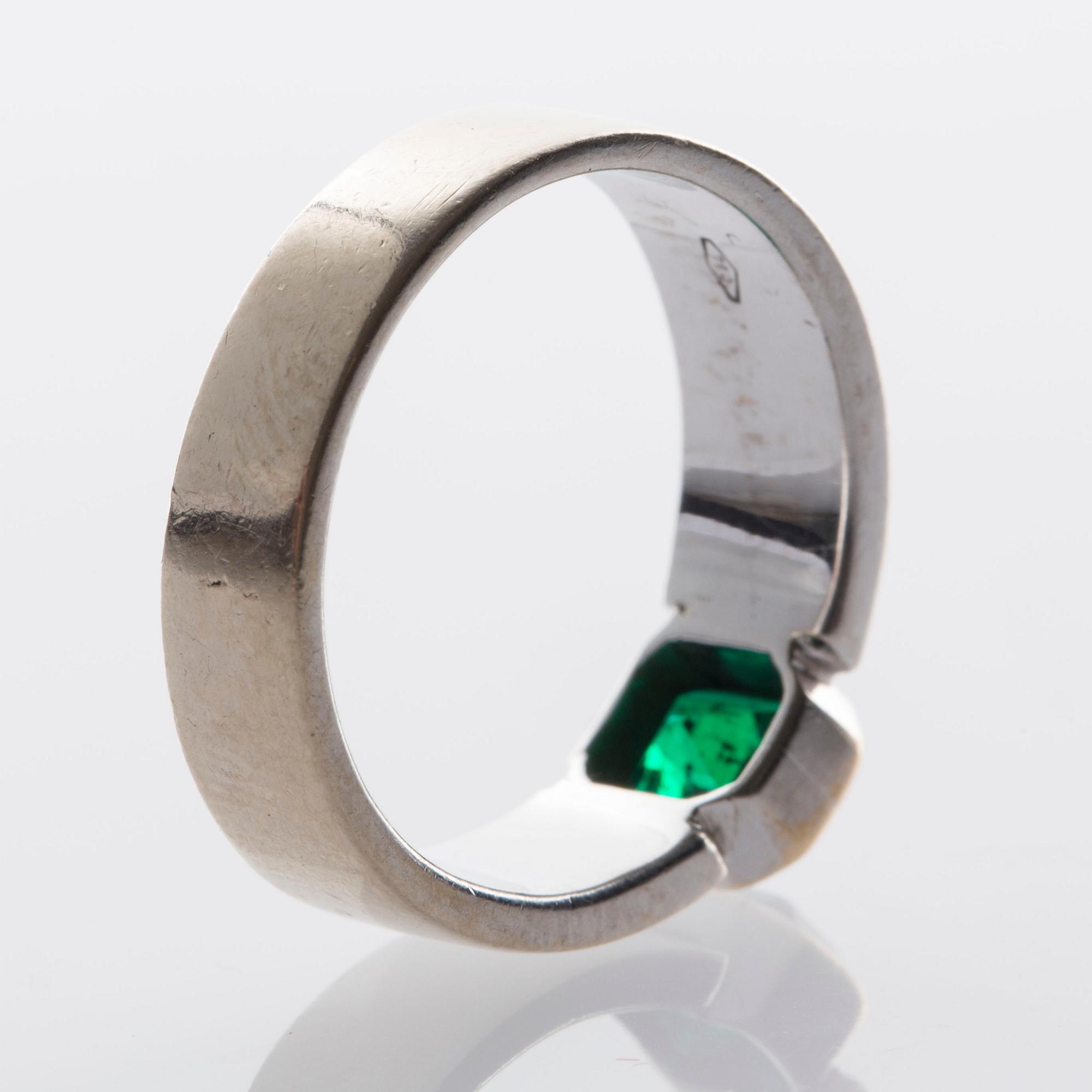 RING, 18K vitguld med smaragd ca 1.00 ct.