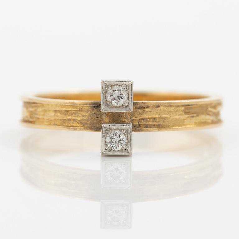 Björn Weckström, ring, 18K guld med en runda briljantslipade diamanter, Finland 1976.