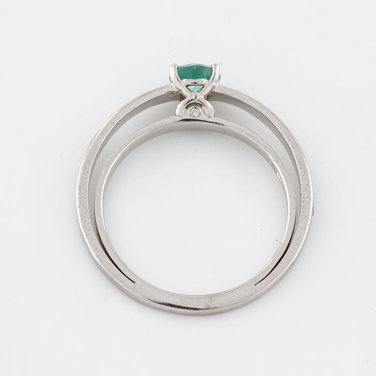 RING, med turmalin ca 0.60 ct samt 2 briljantslipade diamanter.